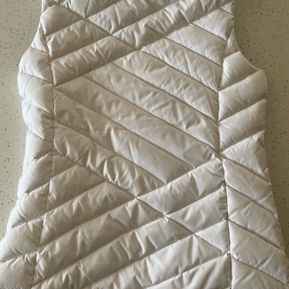 Eddie Bauer Women's White Quilted Vest - Picture 3 of 9